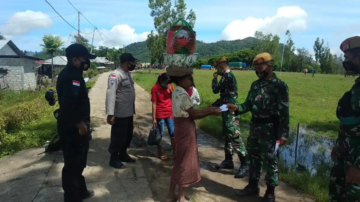 Aparat Gabungan TNI dan Polri Tertibkan Protokol Kesehatan Covid-19 di Wilayah Perbatasan