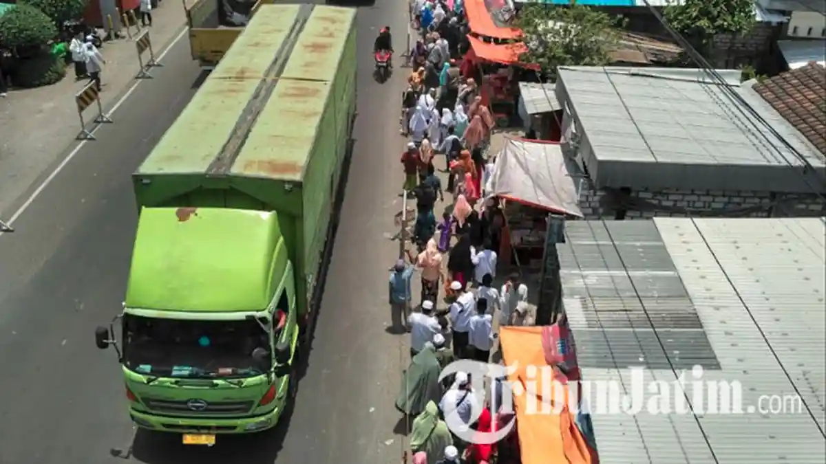 Jalan Widang Ditutup Karena Haul Ponpes Langitan, Kendaraan Truk Bermuatan Masih Membandel