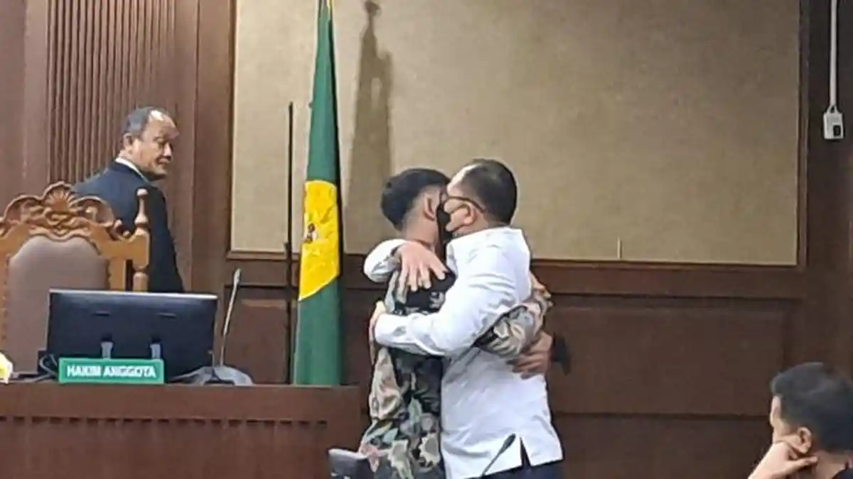 Momen Haru Rafael Alun  Mario Dandy Bertemu di Ruang Sidang, Saling Peluk dan Menahan nangis.