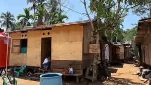 Sejumlah-penyintas-banjir-tinggal-di-Huntara-yang-dibangun-mandiri-di-Gang-Bersama.jpg