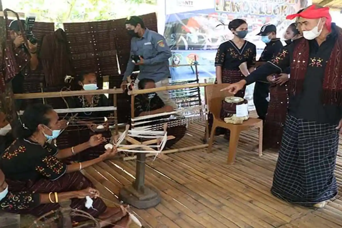 Kunjungi Kampung Adat Lewokluok di Flores Timur, Gubernur Apresiasi Masyarakat Pertahankan Tradisi