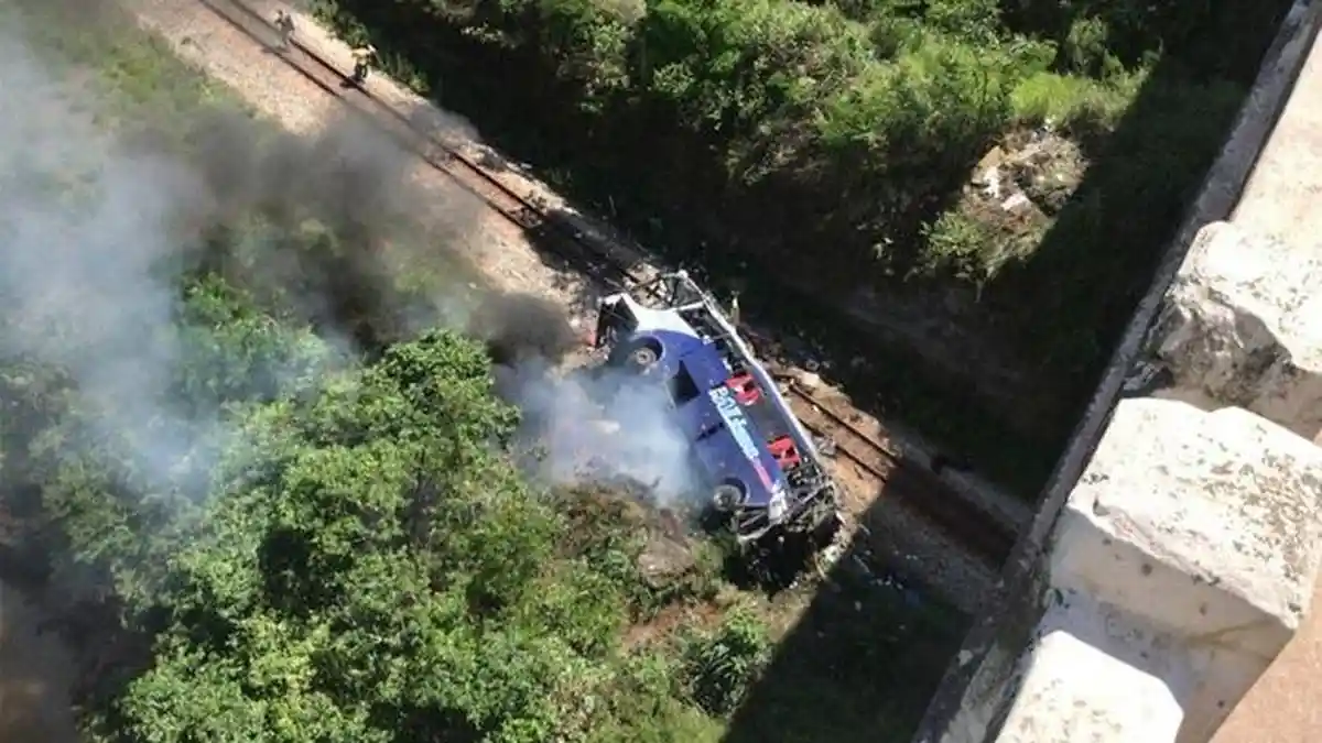 Bus Wisata Terjun dari Jembatan Setinggi 15 Meter, 10 Orang Tewas, 30 Lainnya Luka Parah