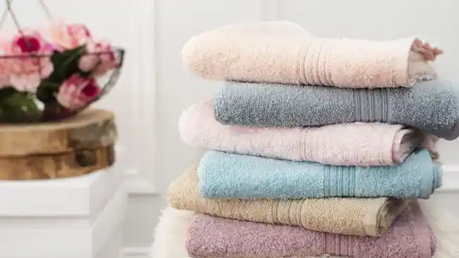 Terlihat Remeh! Ini Bahaya Tetap Pakai Handuk dan Baju Lembap 