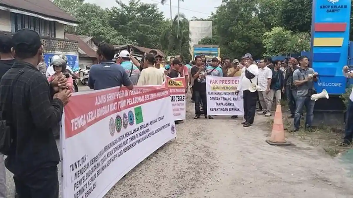 TKBM Sampit Gelar Aksi Damai, 10 Tuntutan Termasuk 3 Poin Mendesak di ...