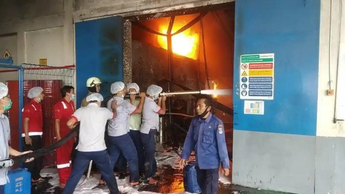 Detik-detik Kebakaran Pabrik PT Indofood Tbk di Bitung Tangerang, Pegawai Berteriak Larikan Diri