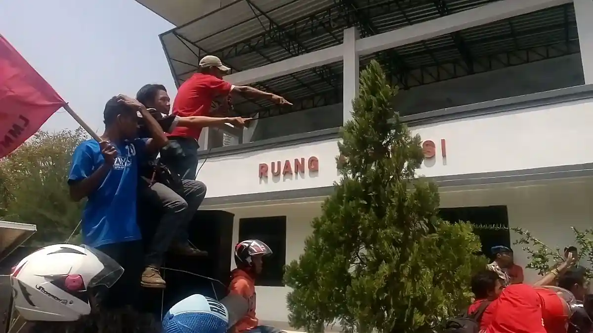 Digusur, Asosiasi PKL Pantai Losari Demo