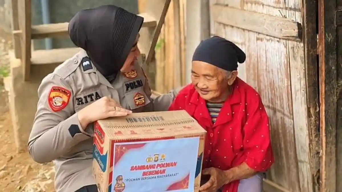 Wujud Kepedulian Sosial, Polwan Besemah Polres Pagar Alam Salurkan Sembako untuk Lansia - Sripoku.com