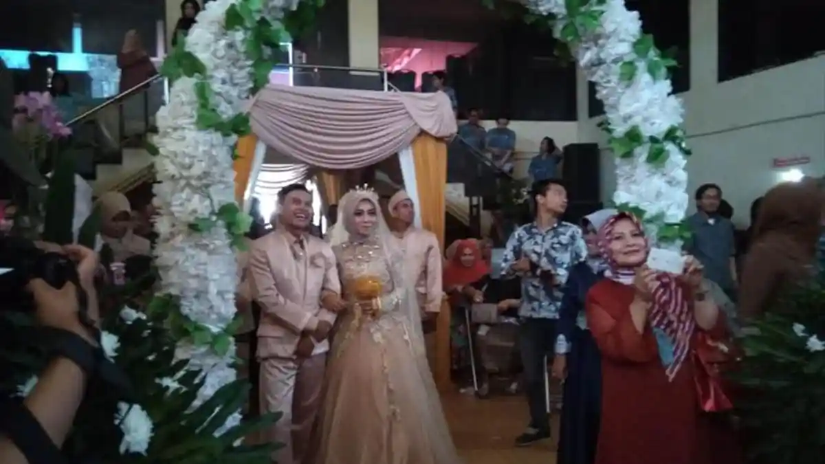 Terkena Dampak Pemadaman Listrik, Pasangan Ini Adakan Pesta Pernikahan Tanpa Lampu dan Iringan Musik
