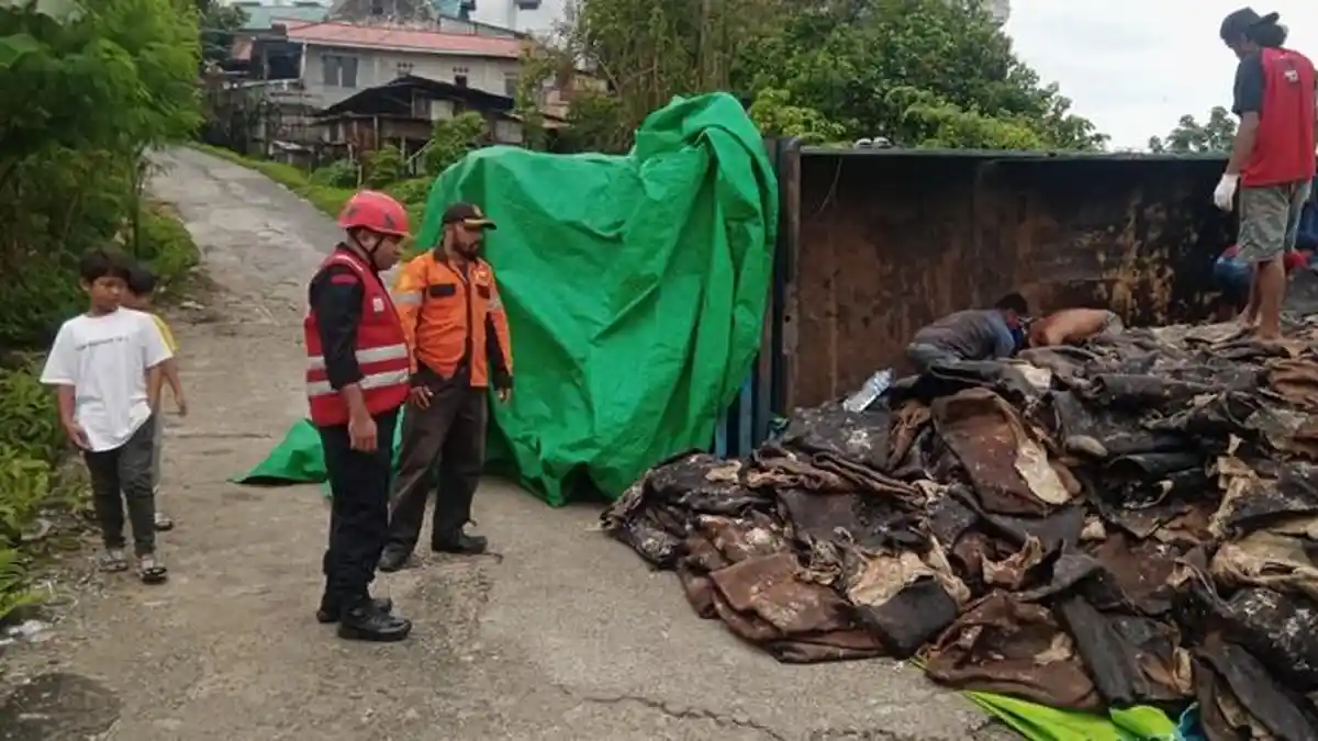 Tak Kuat Menanjak, Truk Muatan Kulit Sapi Terguling di Jalan Bukit Cinta Balikpapan 
