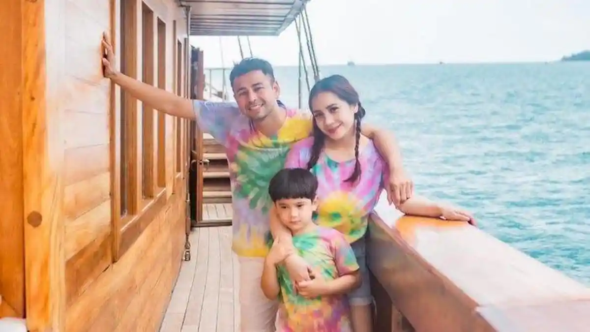 Temani Rafathar Main ke Pantai, Raffi Ahmad Justru Mengeluh soal Ini: Demi Kamu Ya