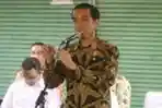 Jokowi Bagikan Kartu Sakti