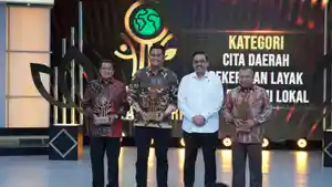 Bupati-Bogor-Rudy-Susmanto-mendapat-penghargaan.jpg