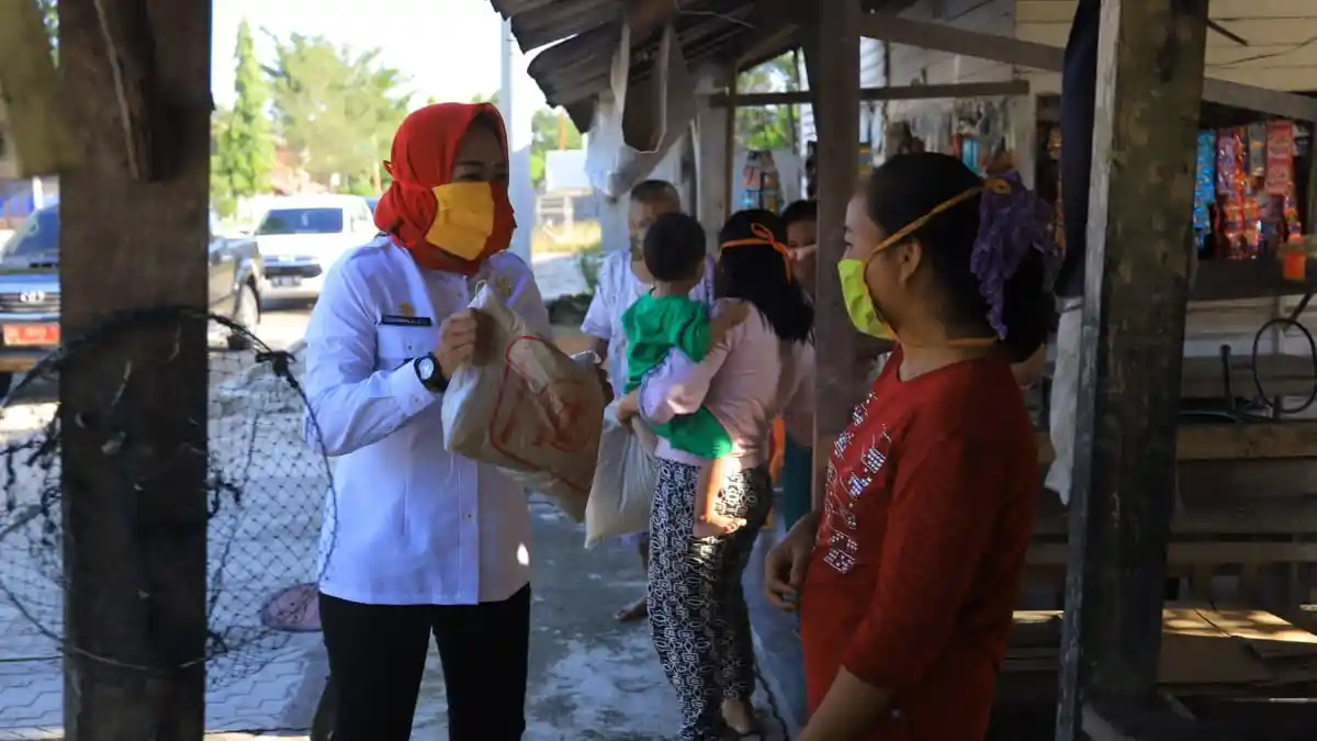 Bupati Tulangbawang Turun Langsung Bagikan Sembako, Total Ada Sebanyak 27 Ribu Paket