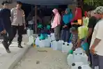 Gandeng Perguruan Tinggi, Polres Nganjuk Distribusikan Air Kemasan Siap Minum Di Wilayah Kekeringan