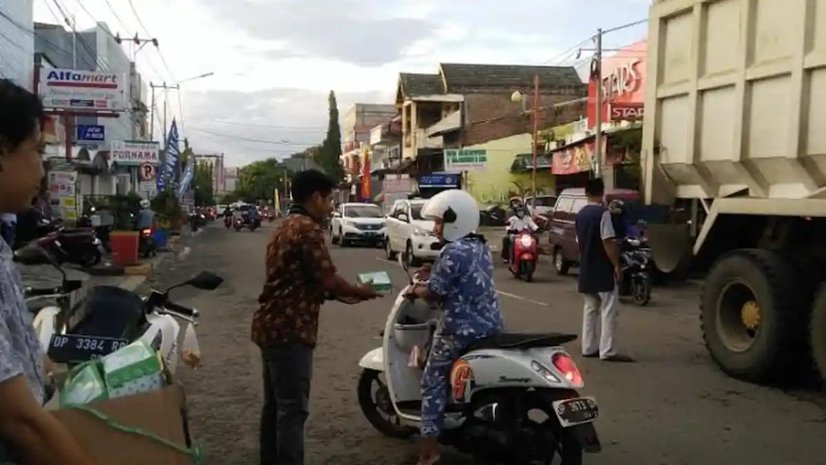 HMI Pinrang Bagi-bagi Menu Buka Puasa di Jalan Andi Arsyad