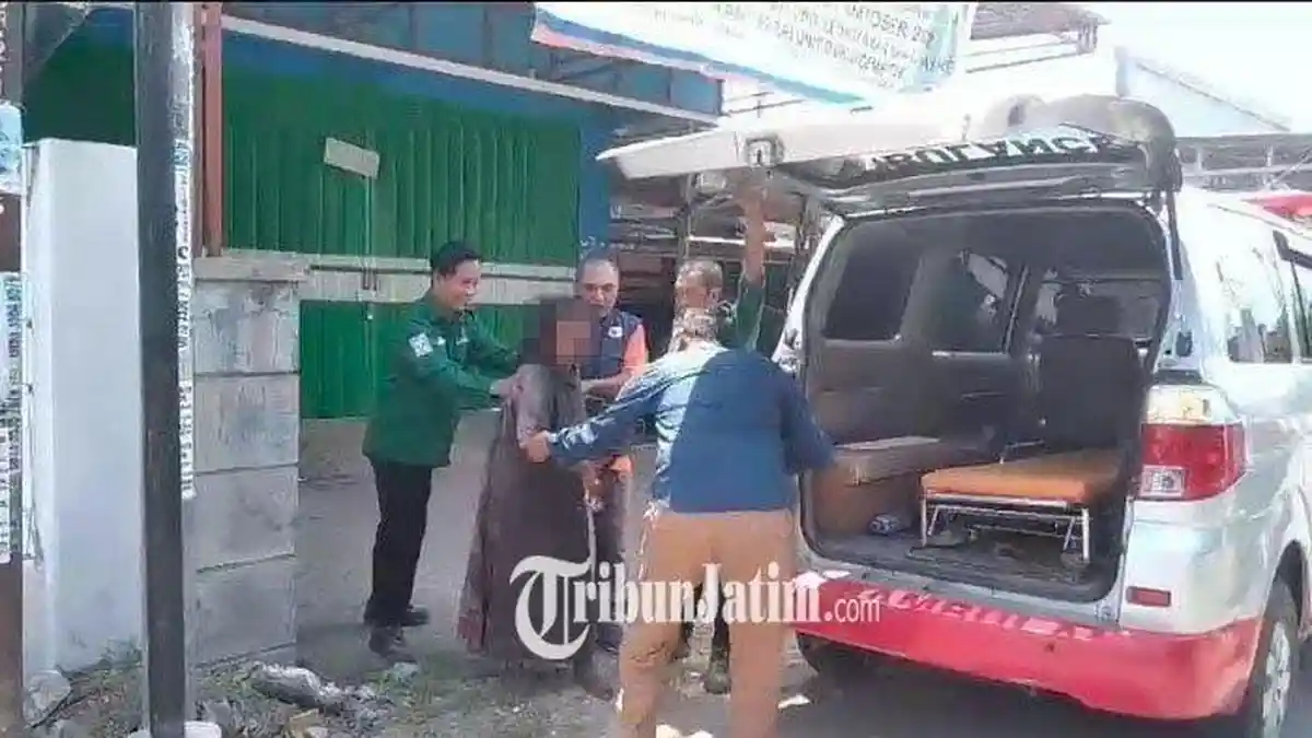 Sejoli ODGJ Mesum di Alun-alun Sempat Disiram Air oleh Warga, si Wanita Diduga Hamil, Pria Kabur