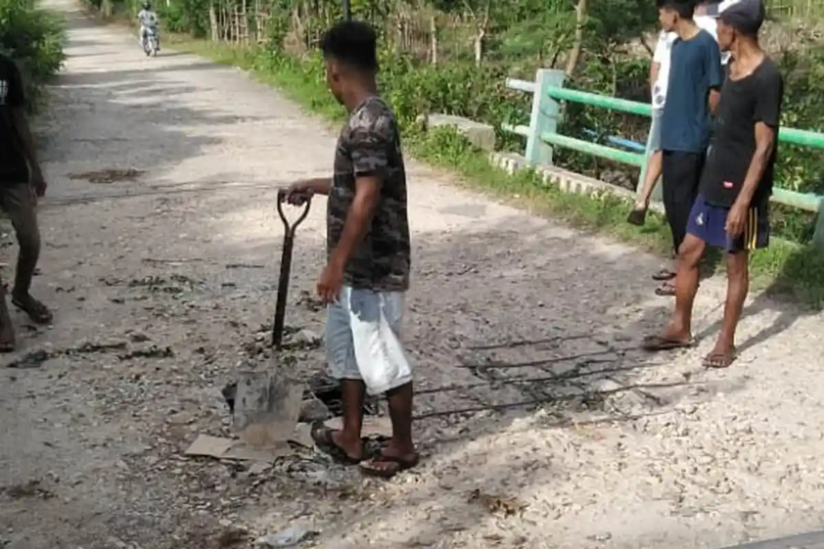 Jembatan di Kampung Naituta, Manulai II Nyaris Runtuh, Akhirnya DiPerbaiki Warga