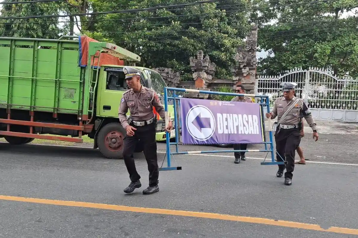 LUMPUH Jalur Gilimanuk-Denpasar, Lubang Raksasa Bajera, Truk & Bus Dialihkan Dari Cekik ke Singaraja