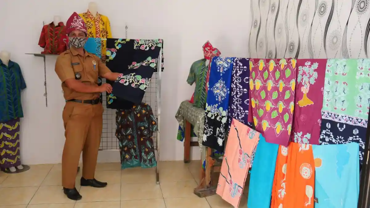 Kembangkan Potensi Bidang Peternakan dan Kerajinan Batik Desa Simpang Katis