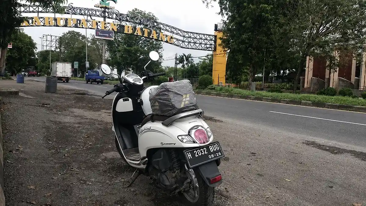 Восемь лет верной службы: жительница Батанга ездит на белой Honda Scoopy