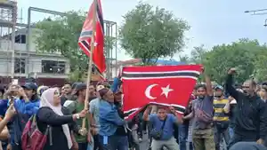 Sejumlah-warga-mengibarkan-bendera-bulan-bintang-dalam-aksi-demo-di-depan-kantor-DPRA.jpg