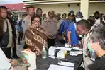 Wamendagri-Ribka-Haluk-mengunjungi-pengungsi-di-Polres-Jayawijaya.jpg