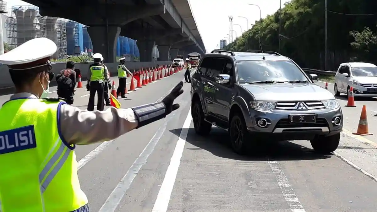 H-1 Lebaran, KM 31 Tol Jakarta-Cikampek Terpantau Lancar