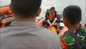 Operasi-pencarian-korban-kecelakaan-kapal-ferry.jpg