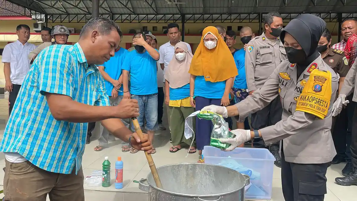 Kurir, Bandar dan Pengedar Sabu Pandangi Barang Bukti saat Dimusnahkan Polresta Deli Serdang