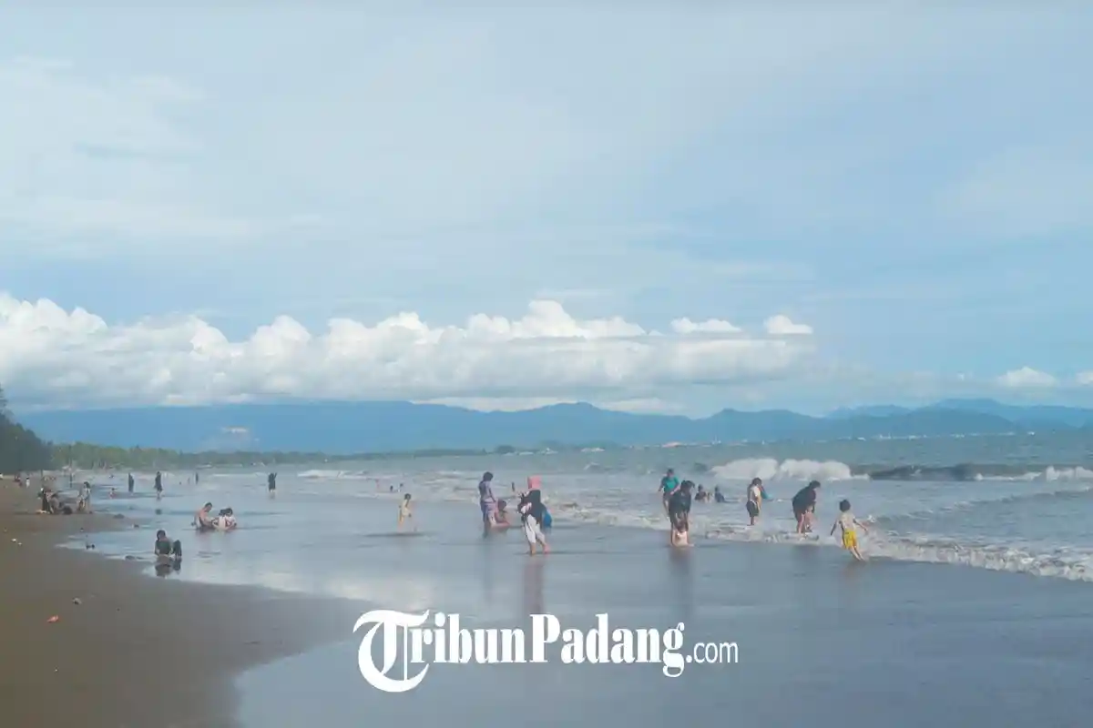 Pantai Pasir Jambak Padang Ramai Dikunjungi Masyarakat pada Libur Lebaran Hari Raya Idul Fitri 2022
