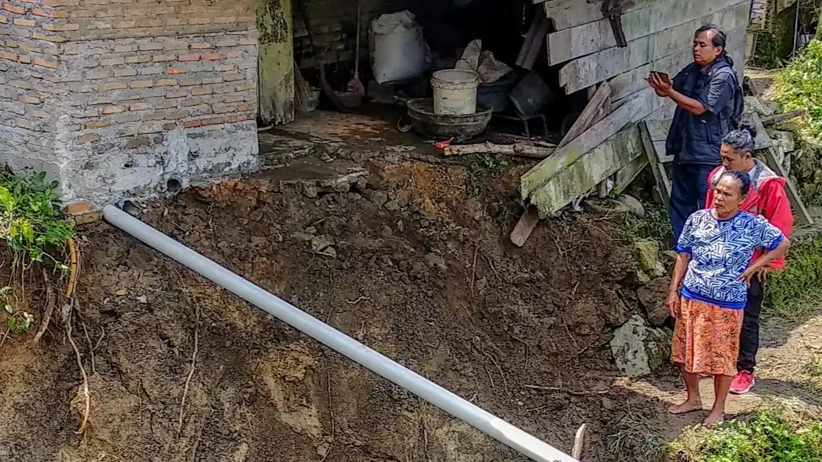 Curah Hujan Tinggi Picu Tanah Longsor di Dairi, Jalan Tertimbun, Rumah Warga Ambles