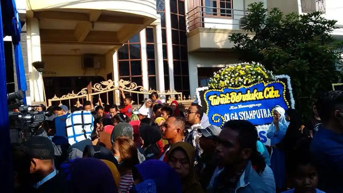 Antusias Warga Sekitar Melihat ke Rumah Duka 