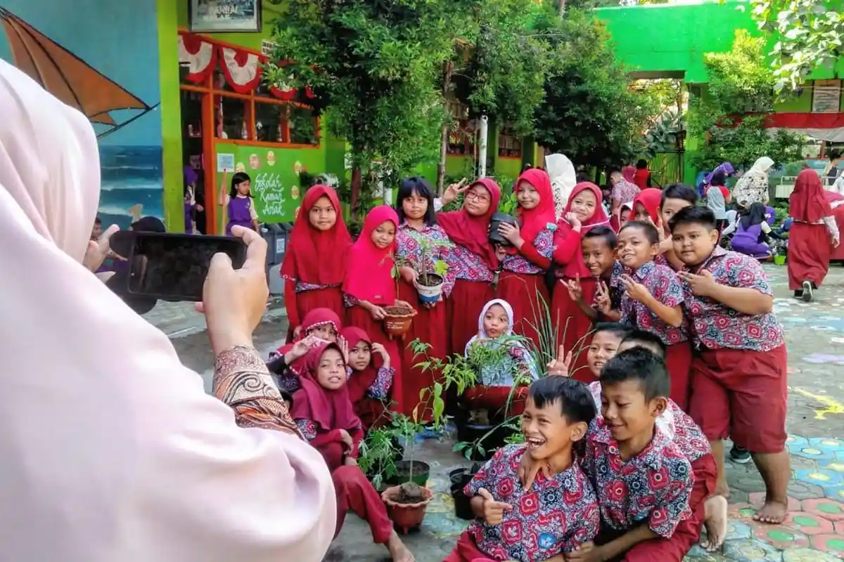 Peduli Lingkungan, Siswa SDN Kompleks Sambung Jawa Tanam Ratusan Pohon