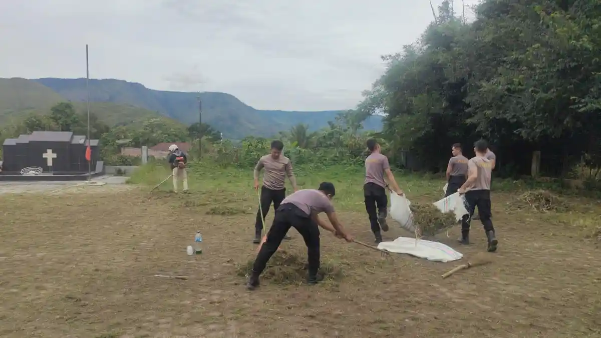 Sambut Bhayangkara ke-78, 14 Bintara Remaja Polres Samosir Kurve di Taman Makam Pahlawan Sidamdam