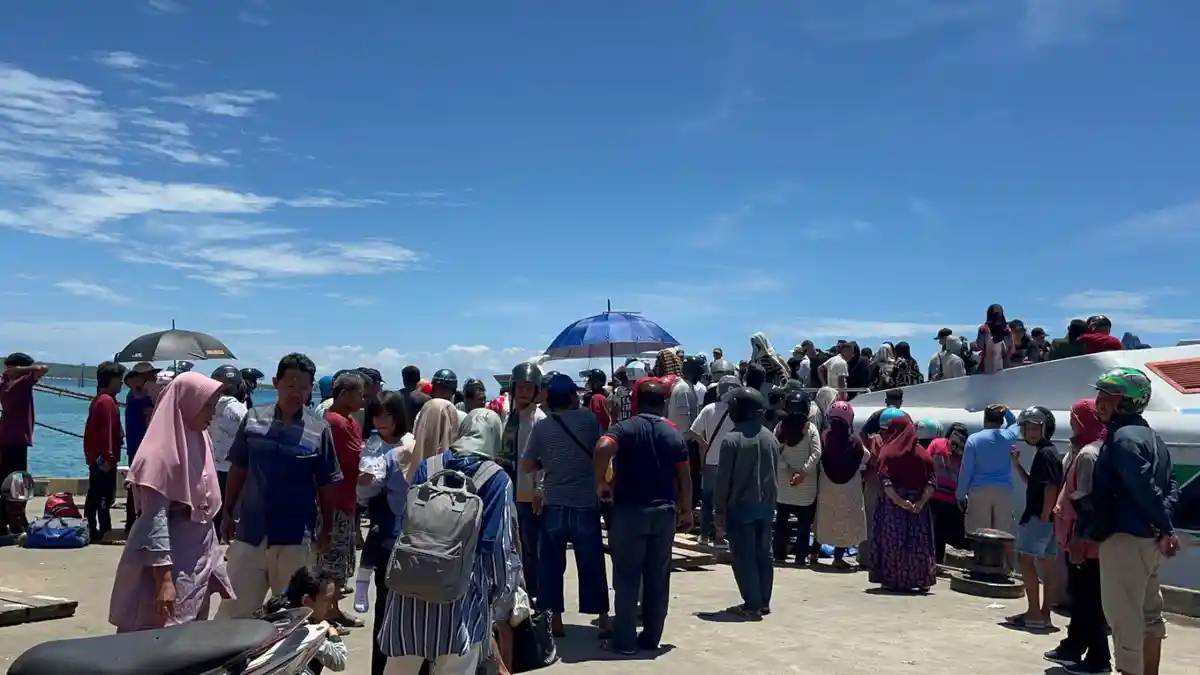 Pelabuhan Rakyat Wanci Wakatobi Sulawesi Tenggara Dipenuhi Pemudik ...