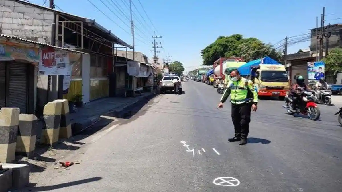 TRAGIS! Kecelakaan Maut di Gresik, Truk Tabrak Pemotor hingga Masuk Kolong, 1 Orang Tewas Seketika