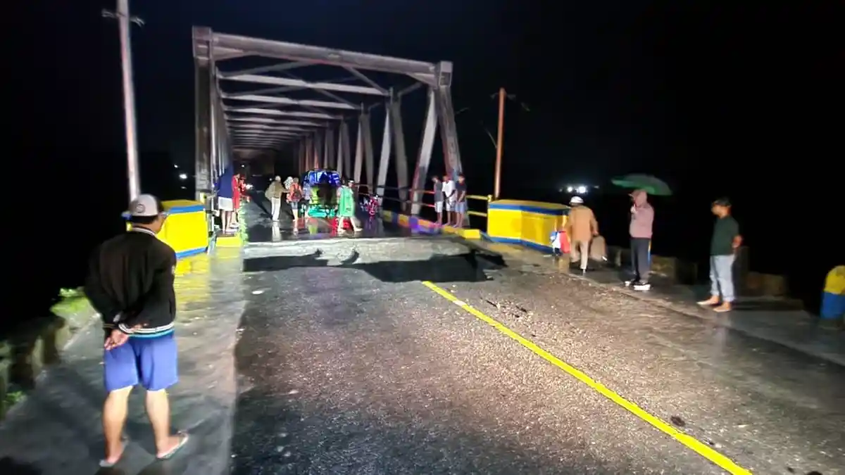 Oprit Jembatan di Ruas Jalan Trans Seram Amblas, Akses Transportasi Putus