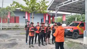 Keluarga-remaja-yang-tenggelam-di-Pantai-Bintaro-hadir-di-TKP-tunggu-hasil-pencarian.jpg