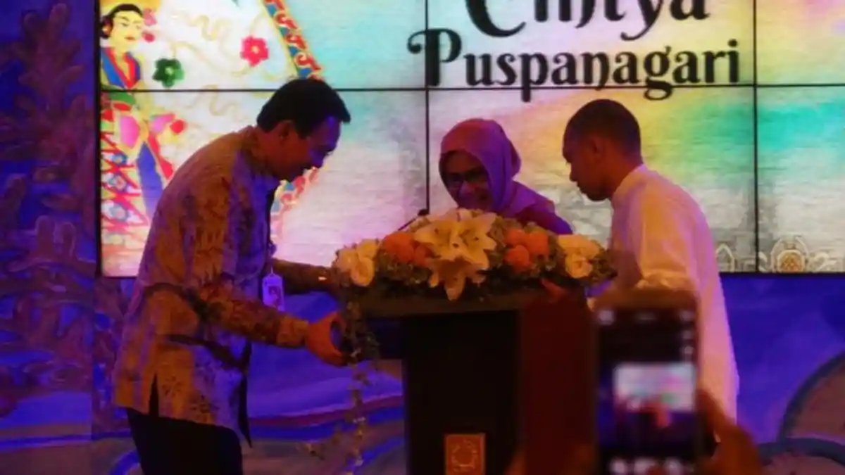 Gubernur Ahok Ikut Angkat Podium Mufidah Kalla yang Ketinggian