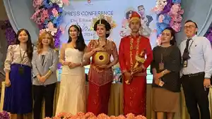 Model-berfoto-bersama-dengan-manajemen-PHI-Group-saat-pers-The-Ethnicity-Wedding-Expo-2024.jpg