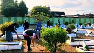 Dinsos-NTB-membersihkanTaman-Makam-Pahlawan-Majeluk.jpg
