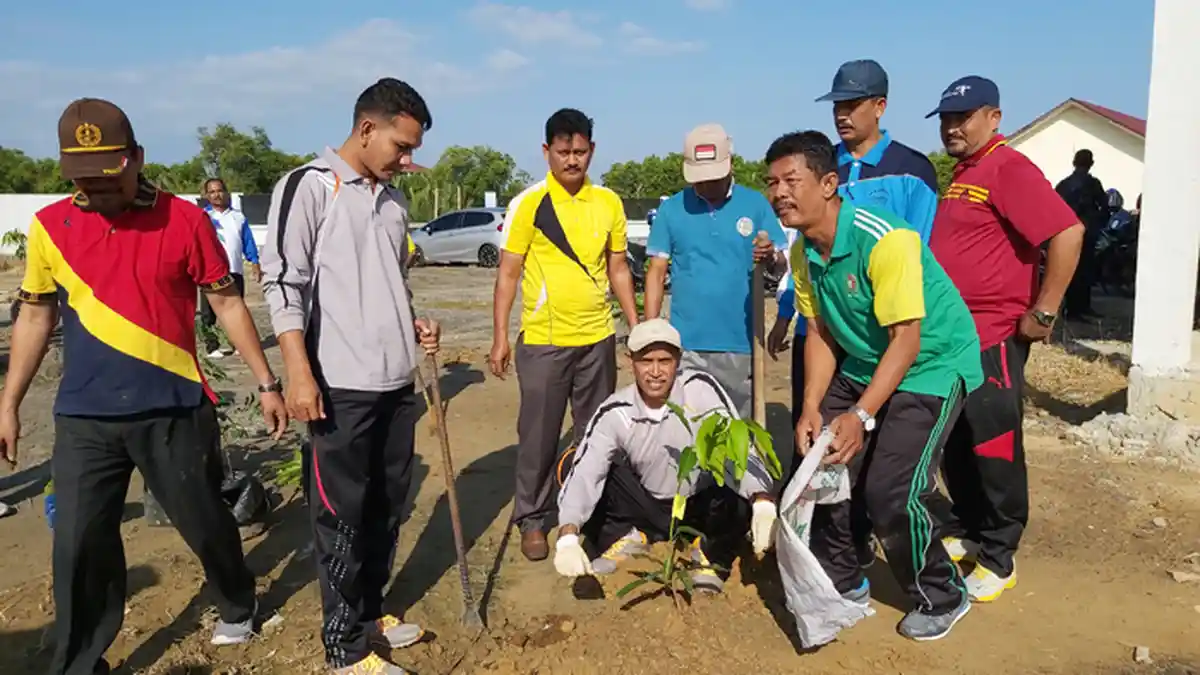 Dinas Pendidikan Pidie Tanam Pohon di SD Negeri Blok Sawah Sigli Pidie