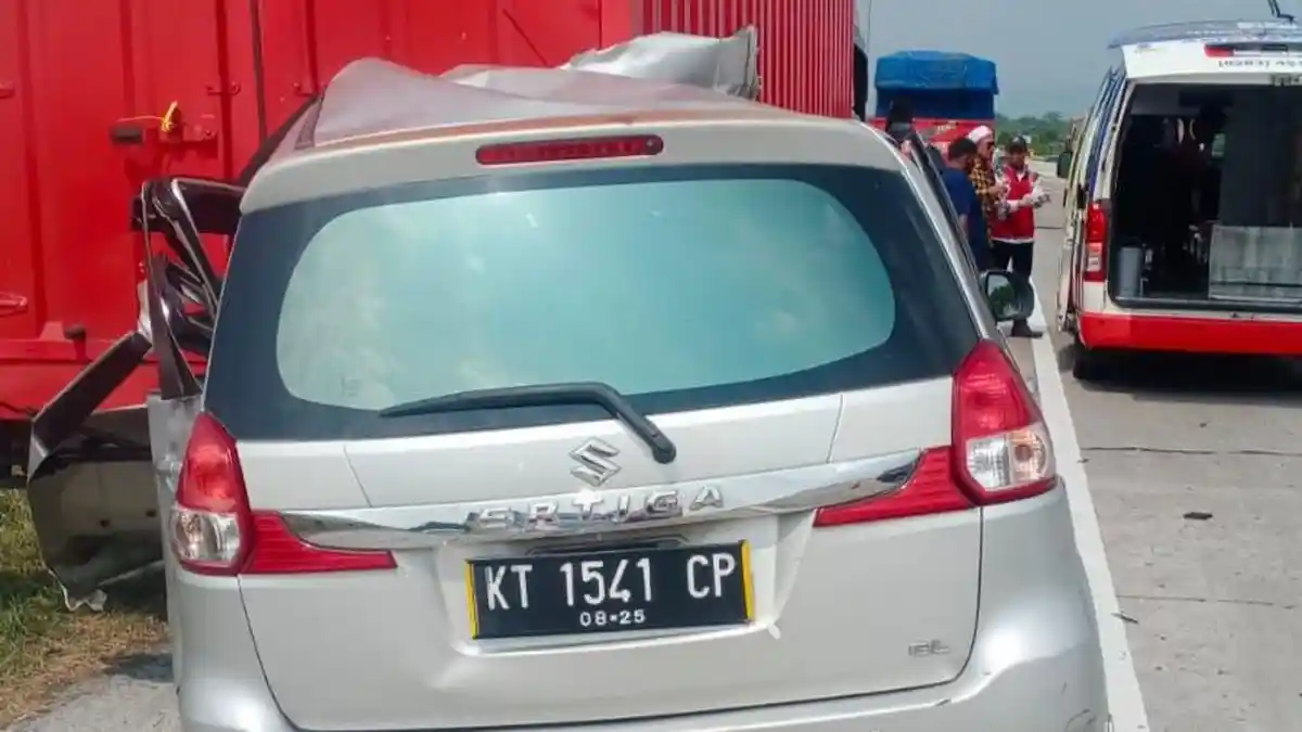 Kecelakaan di Tol Pejagan-Pemalang, Ertiga Tabrak Truk Boks dari Belakang, 2 Orang Tewas