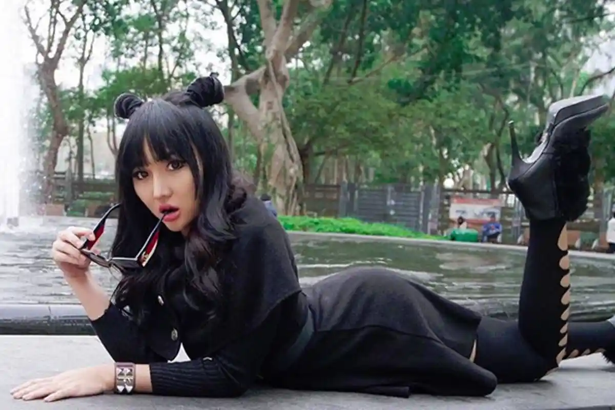 Kemesraan Lucinta Luna dengan Pria Baru di Hongkong, Banyak Orang Mengerumuninya