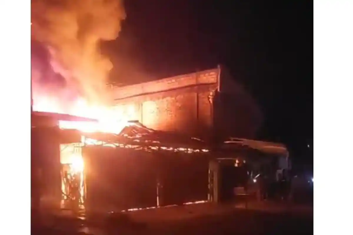 Kobaran Api di Ruko Jembatan Masumai Merangin Bisa Dipadamkan Damkar Merangin Setelah 2 Jam