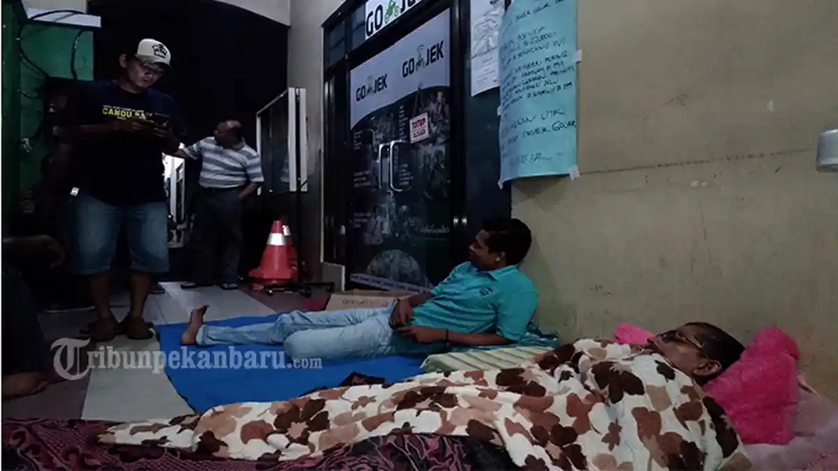 Begini Keadaan Mitra GoCar yang Mogok Makan di Depan Kantor GoJek Pekanbaru