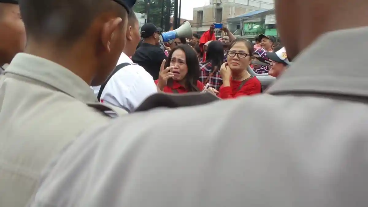 Pendukung Ahok Menangis Saat Dibubarkan Paksa Polisi