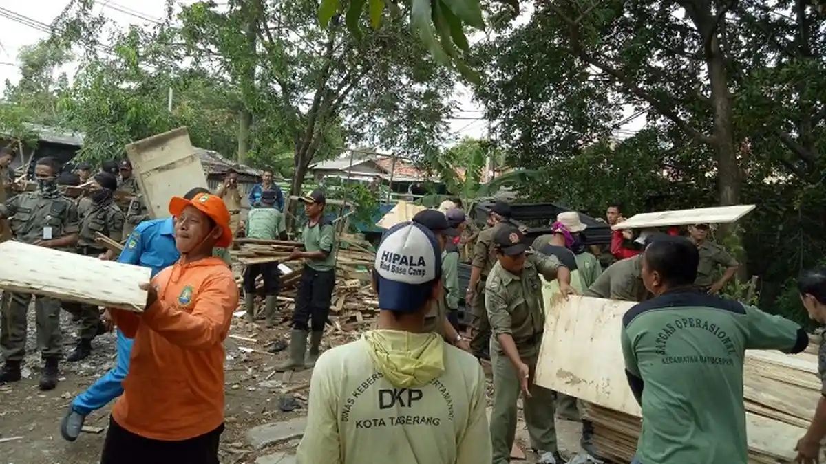 Puluhan Bangunan Liar di Sisi Kali Mookervart Dirobohkan