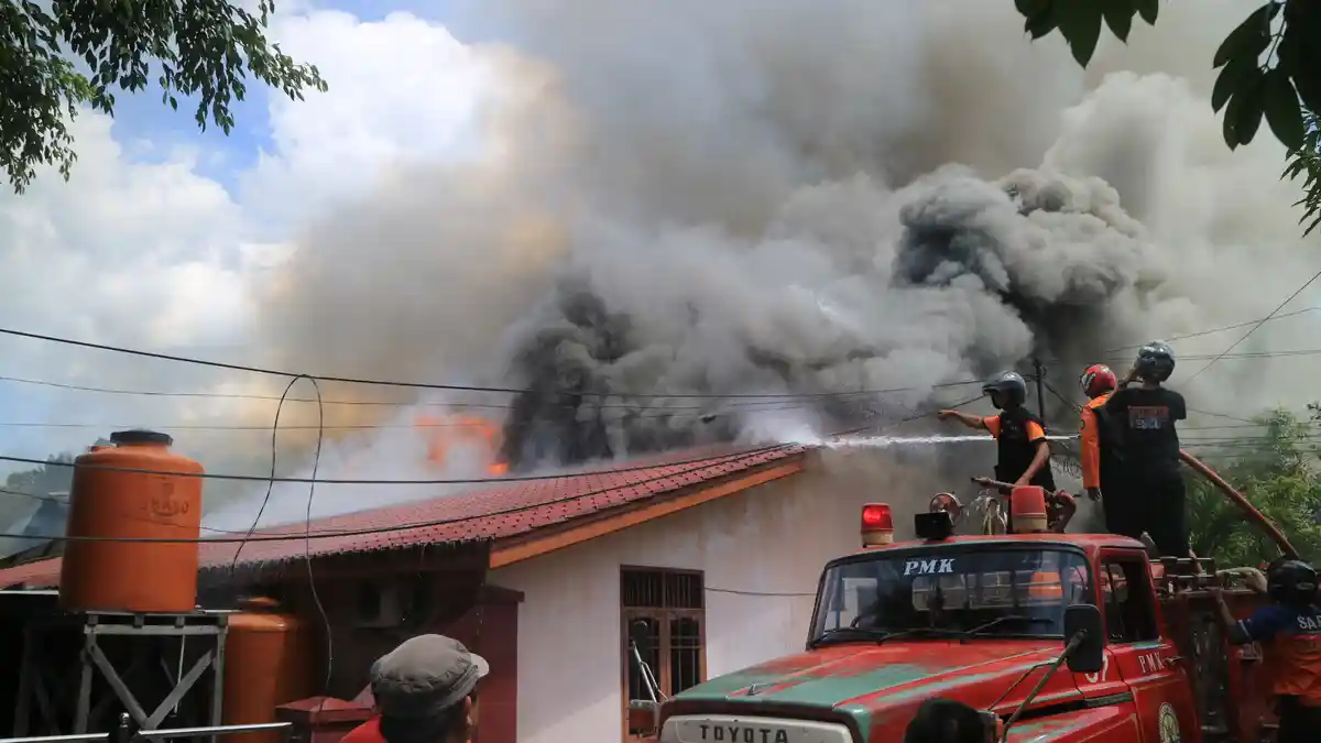 Kebakaran, Pemadam Padamkan Api Gunakan Air Selokan