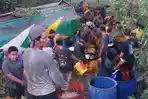 warga-menyalin-CPO-dari-truk-tangki-yang-terguling-di-minas.jpg